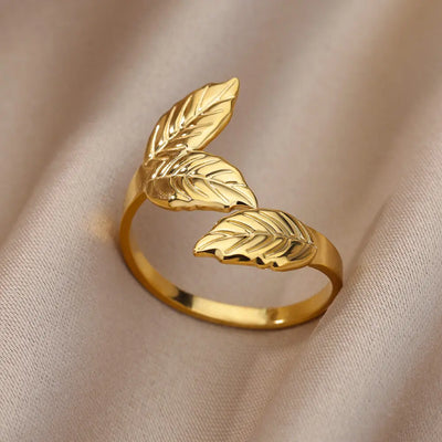 Goldener Statement-Ring – Organisches Design mit modernem Touch