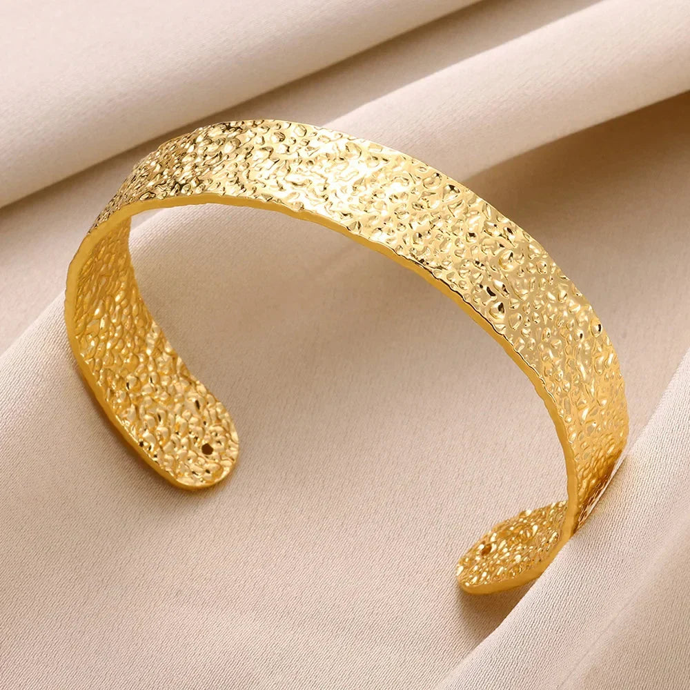 Elegantes Breitband-Armband in glänzendem Gold