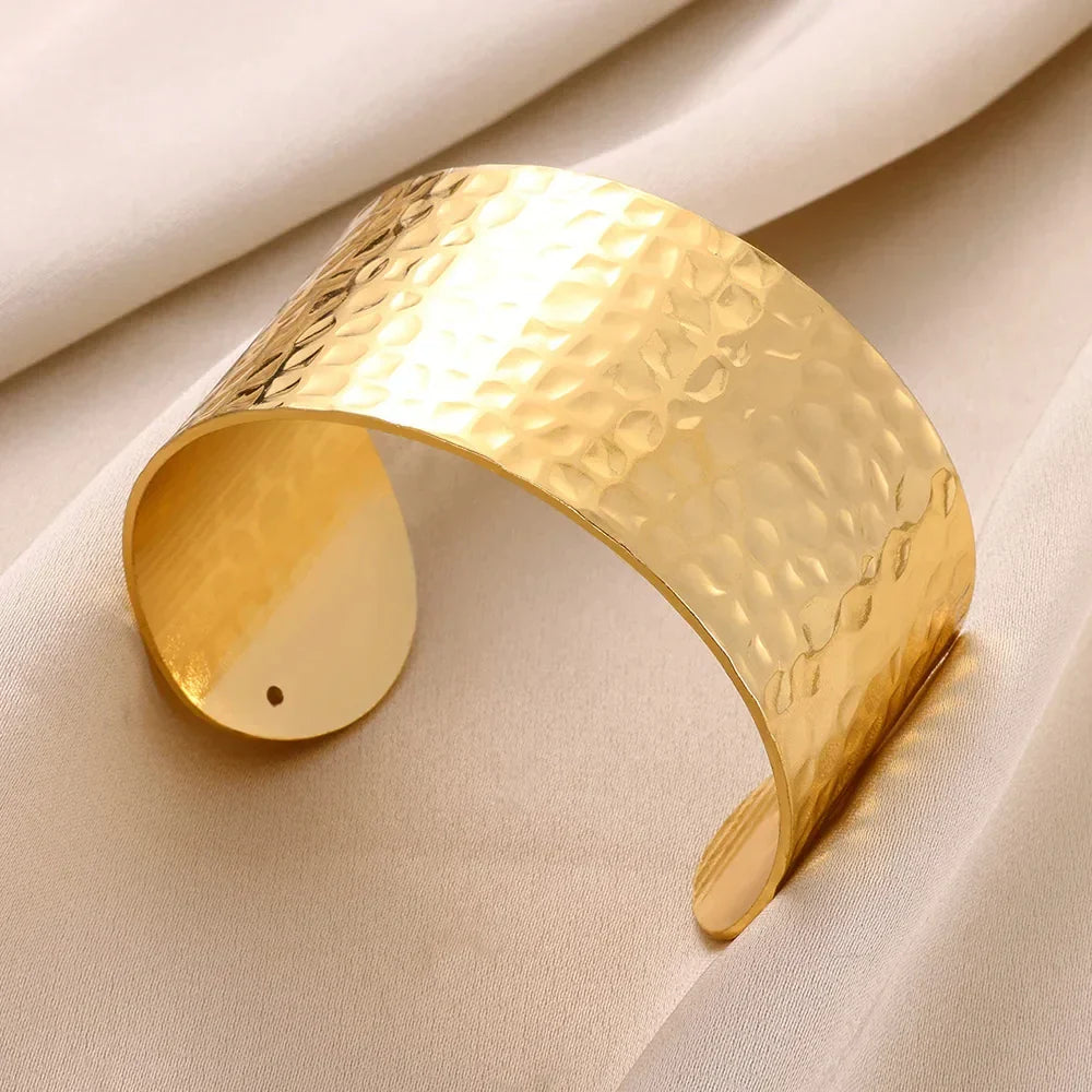 Elegantes Breitband-Armband in glänzendem Gold