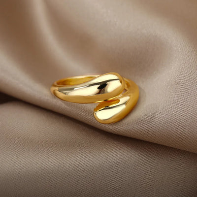 Goldener Statement-Ring – Organisches Design mit modernem Touch