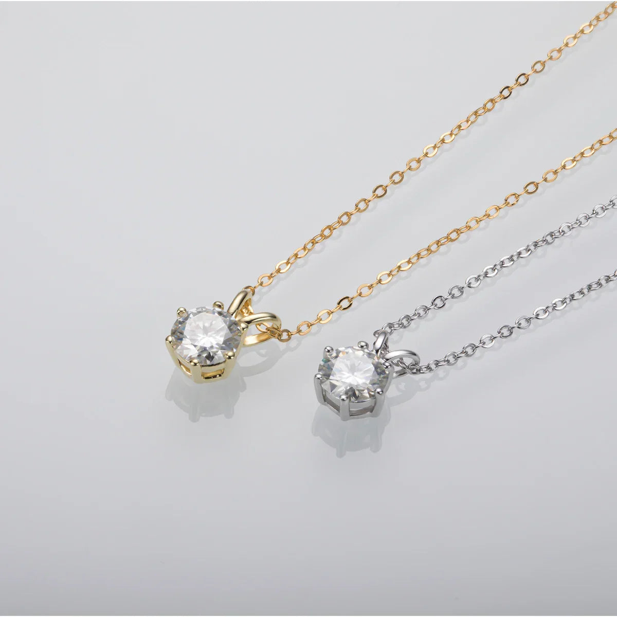 Zwei Diamond Shine Solitäranhänger aus Sterling Silber mit Zirkonia in Gold- und Silberfassung