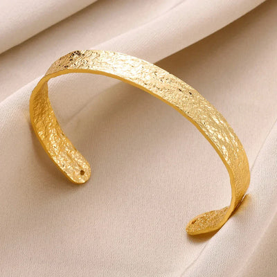 Elegantes Breitband-Armband in glänzendem Gold