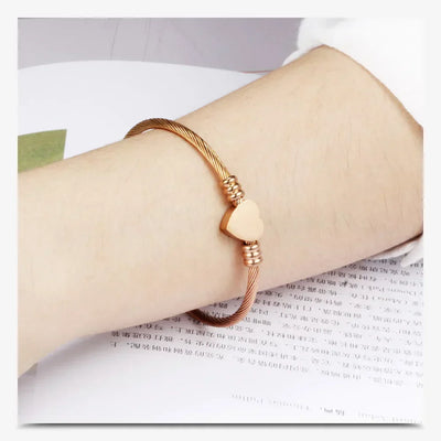 Flexibles Armband mit Herz-Detail in Gold